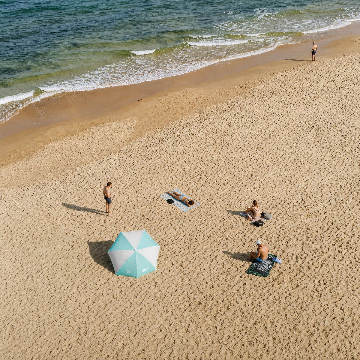 NILS Pop-up 2-in-1 Strandparasol en Windscherm - Mintblauw/Grijs - In gebruik
