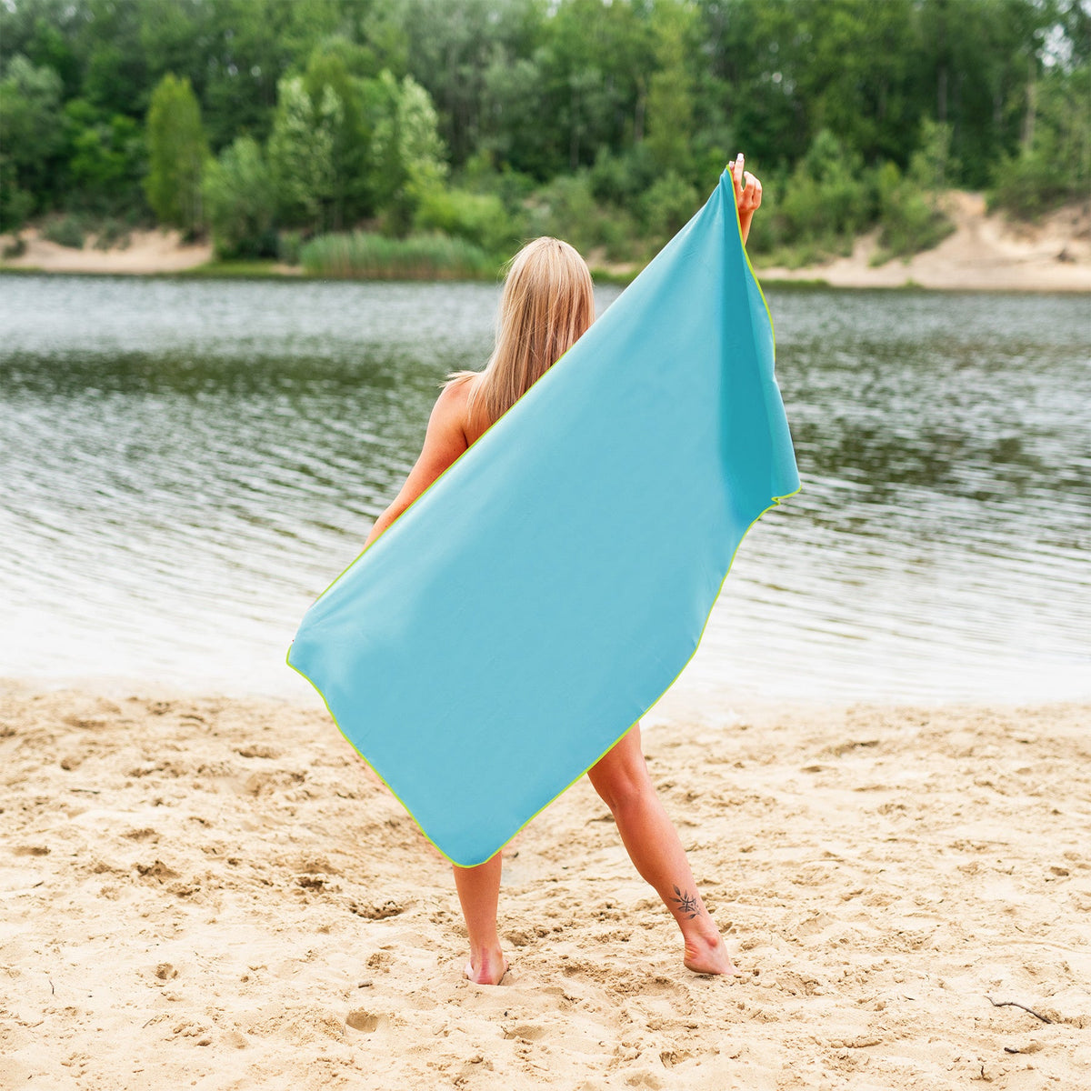 NILS Microvezel Handdoek - Blauw/Groen - 140 x 70 cm - Aanzicht