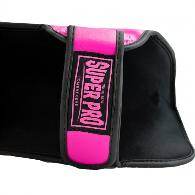 Super Pro Combat Gear Rebel Scheenbeschermers - Roze/Wit - In gebruik