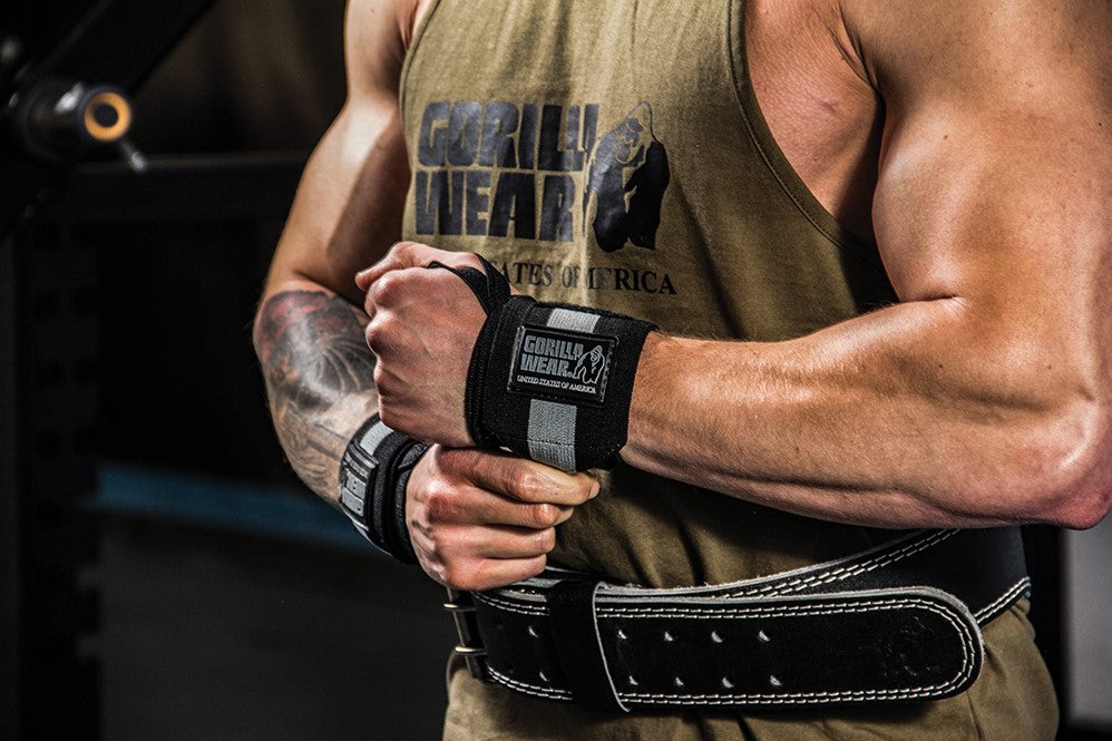 Gorilla Wear Wrist Wraps Ultra - Zwart/Wit - In gebruik