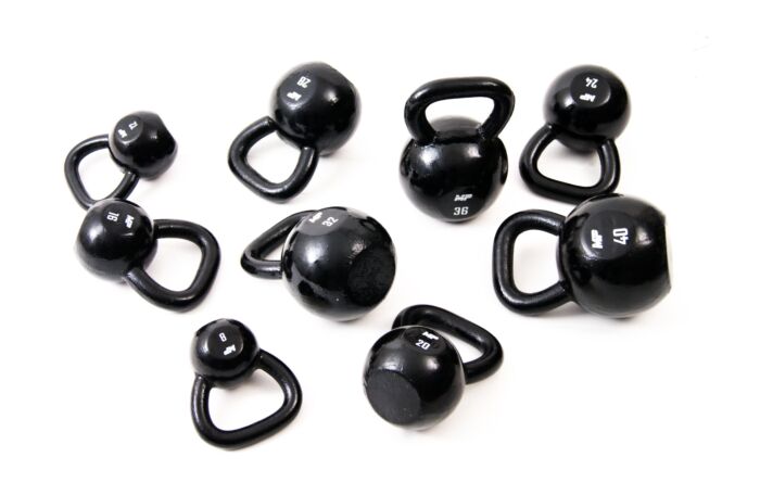 Muscle Power Gietijzeren Kettlebell - Zwart - 8 kg - In gebruik