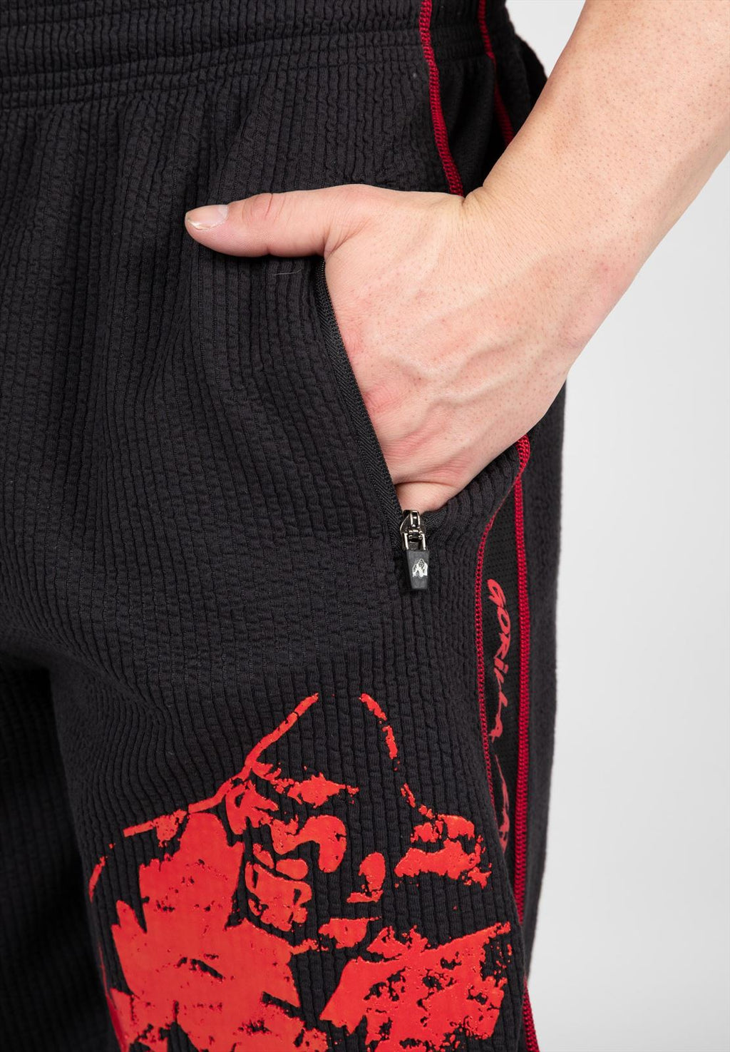 Gorilla Wear Buffalo Old School Workout Shorts - Zwart/Rood - In gebruik