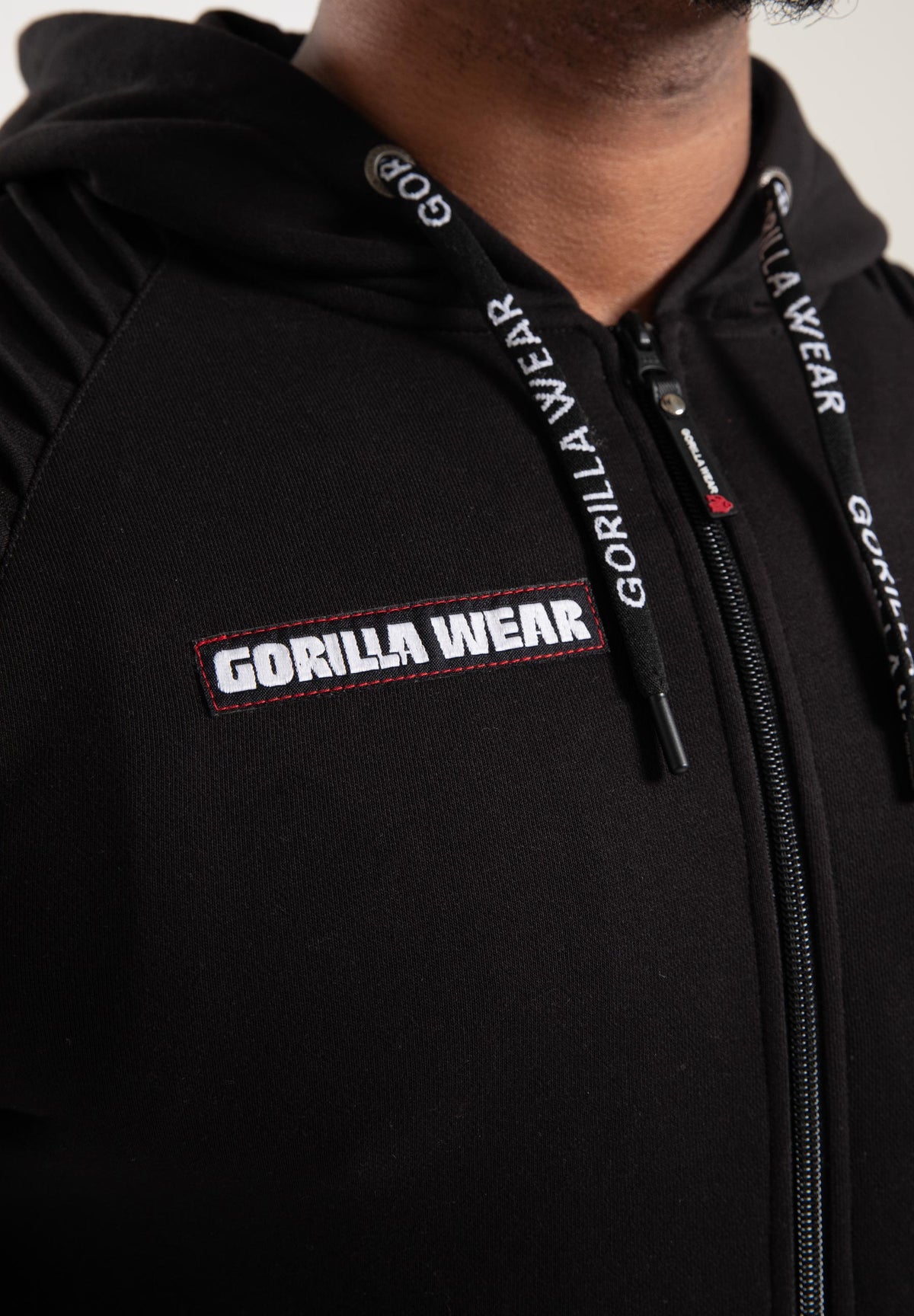 Gorilla Wear Georgia Vest met Capuchon - Zwart - In gebruik