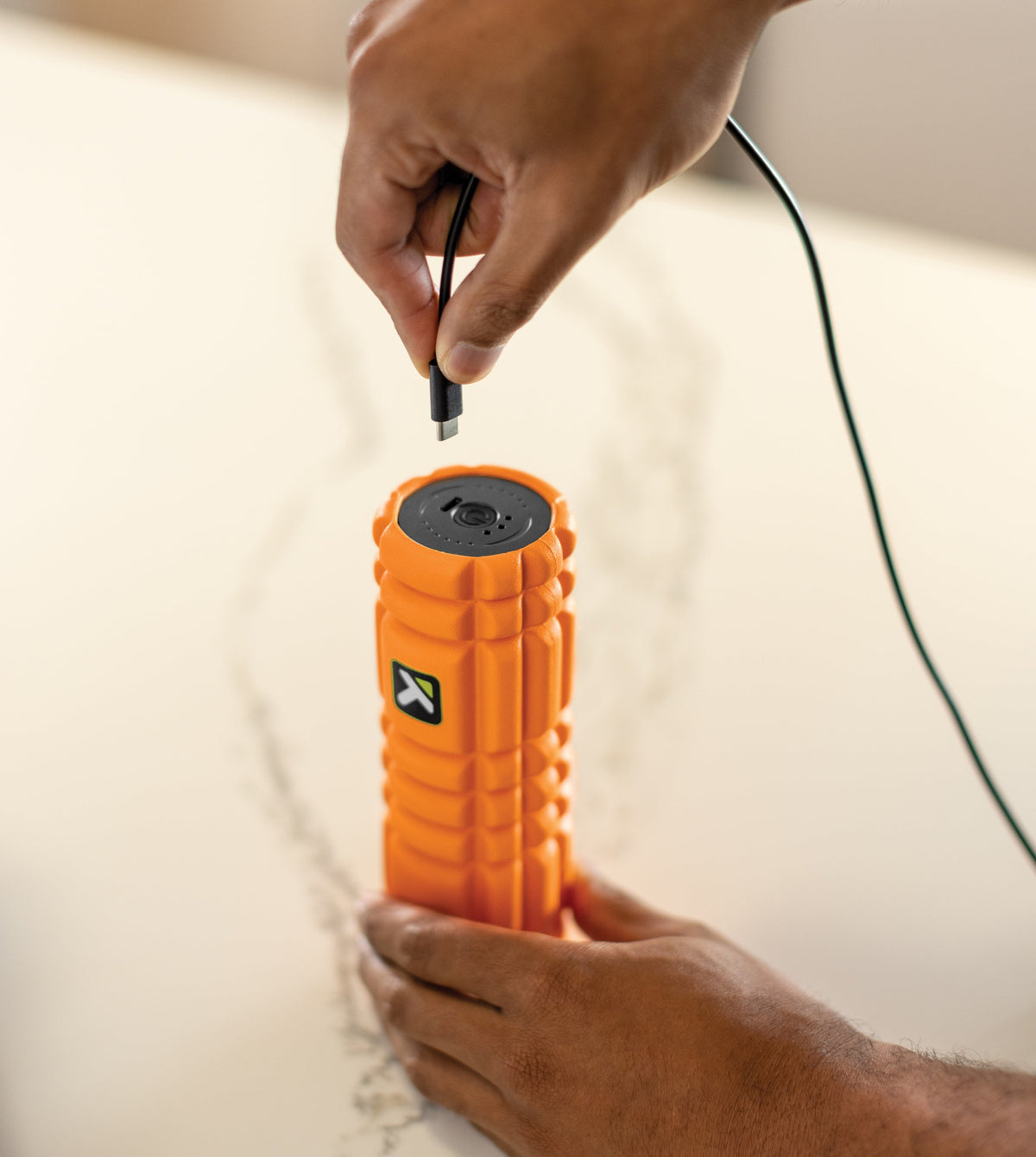 Triggerpoint Nano Vibe Foam Roller met Vibratie - Sfeerafbeelding