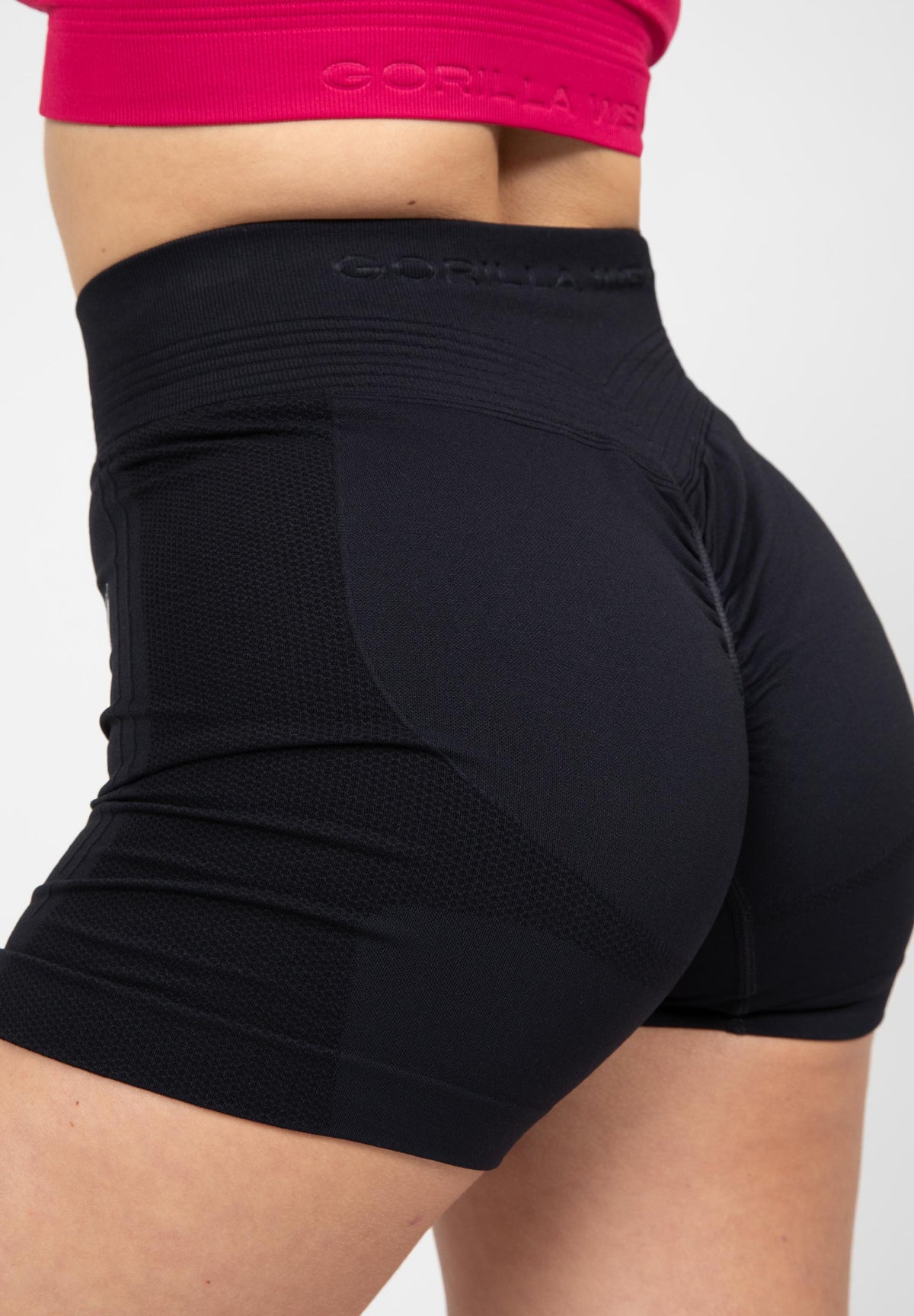 Gorilla Wear Whitney Seamless Shorts - Zwart - In gebruik