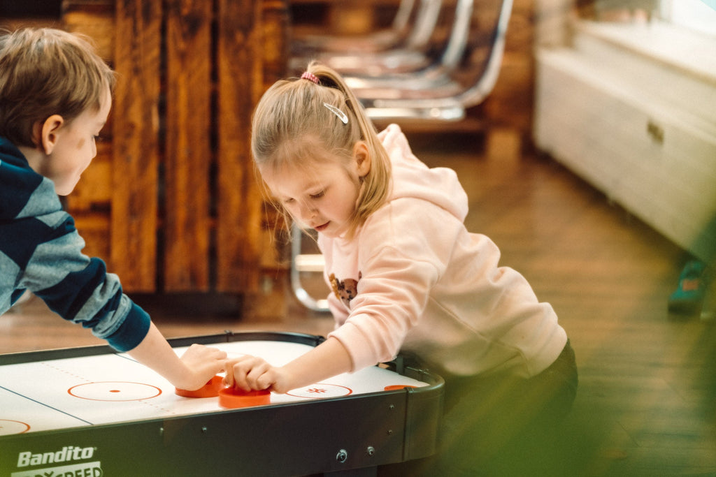Bandito KiddySpeed Mini Airhockey Tafel - Zwart - In gebruik