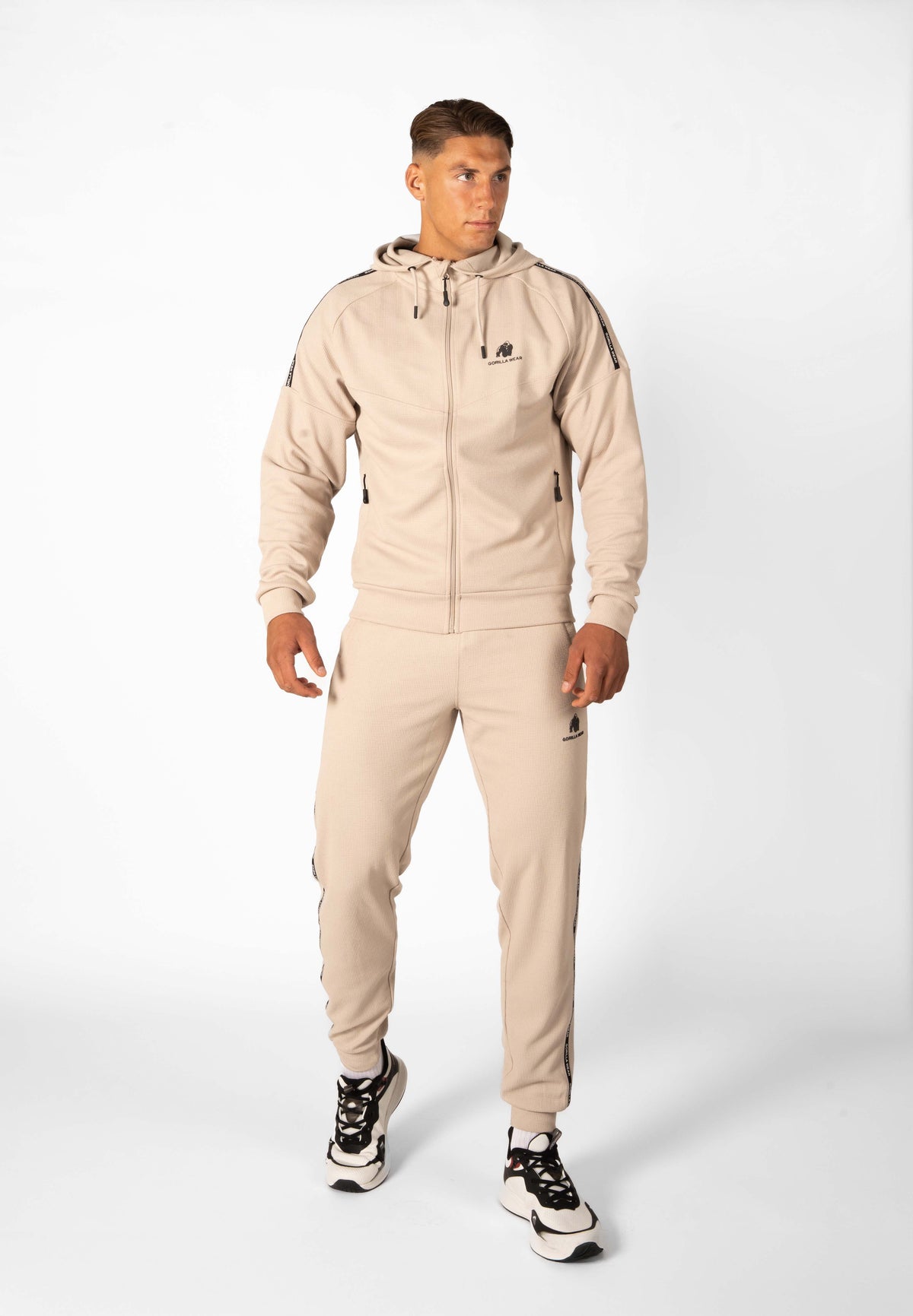 Gorilla Wear Harvey Trainingsjas - Beige - In gebruik