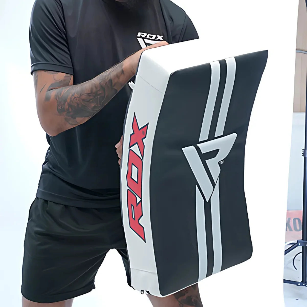 RDX Sports T1 Gebogen Stootkussen - Blauw - In gebruik
