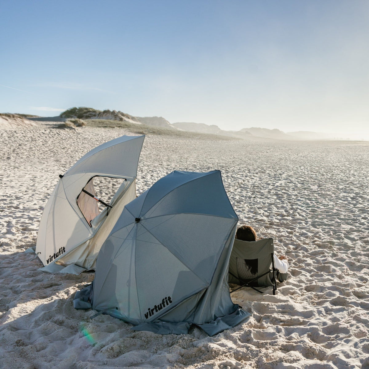 VirtuFit Strandparasol Premium - Windscherm - Strandtent - 200 cm - Zwart - In gebruik