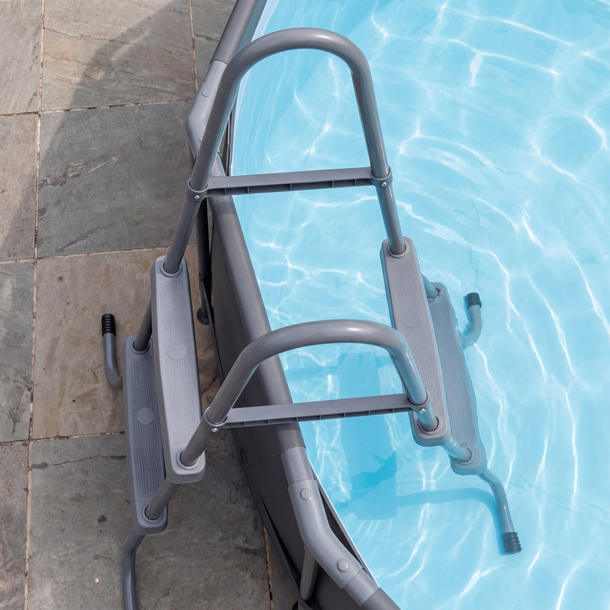 VirtuFit Zwembadtrap 84 cm - Universeel - In gebruik