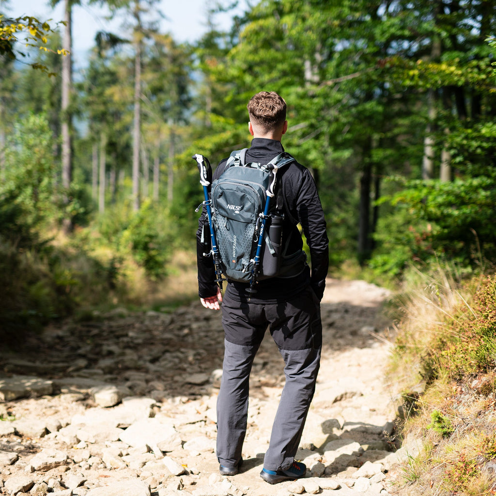 NILS Camp Rugzak Wayfarer - Grijs - 35L - In gebruik