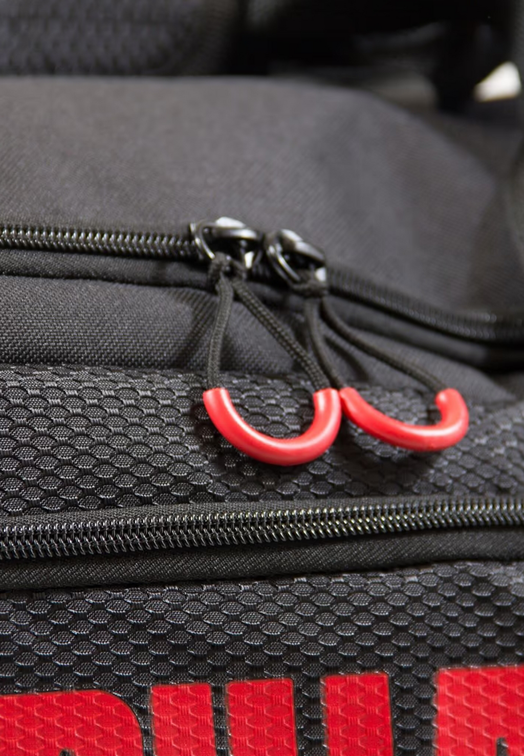 Gorilla Wear Jerome Sporttas - Zwart/Rood - In gebruik