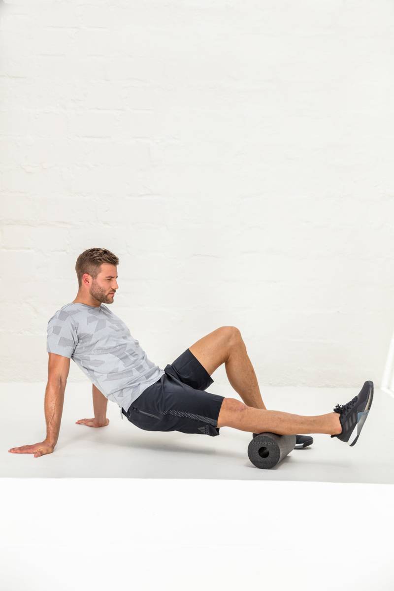 Blackroll Standard Foam Roller - 30 cm - Zwart/Geel - In gebruik