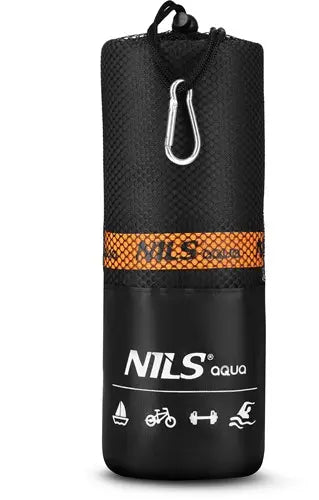 NILS Aqua Microvezel Handdoek - Zwart/Oranje - 180 x 100 cm - In gebruik